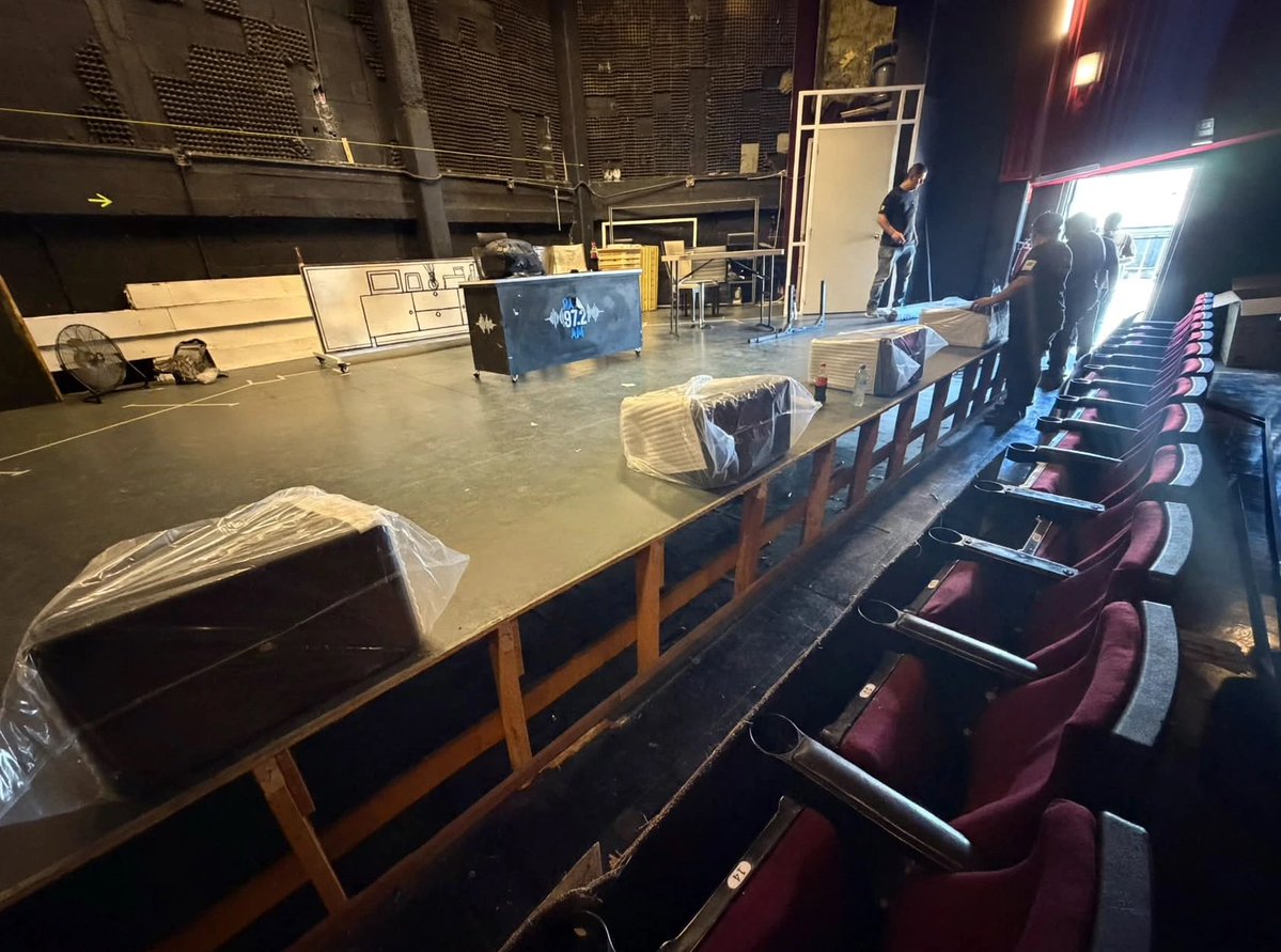 LordMarcoPolo's tweet photo. Le andamos poniendo unos subwoofers a la Sala de Teatros Versalles… bueno, nivel Broadway va a estar el sonido. 🎭 ¡Arrancamos el viernes la Temporada! https://t.co/r7qIcINDzI https://t.co/wUkn5N3Fya