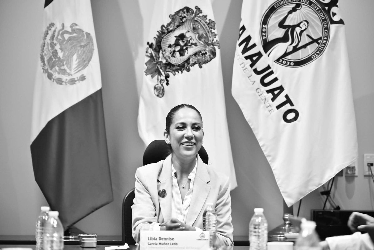 LibiaDennise's tweet photo. 💧 Estamos avanzando para que Guanajuato tenga agua para hoy y para el futuro.

Me reuní con @Efrainmoralesl, titular de @conagua_mx, para revisar los avances de la tecnificación del campo, que contempla 10 mil 200 hectáreas y permitirá recuperar hasta 120 millones de metros cúbicos de agua.

Esta es una de las múltiples soluciones en las que estamos trabajando juntos para cuidar el agua, aprovecharla mejor y garantizar este derecho para nuestra gente.