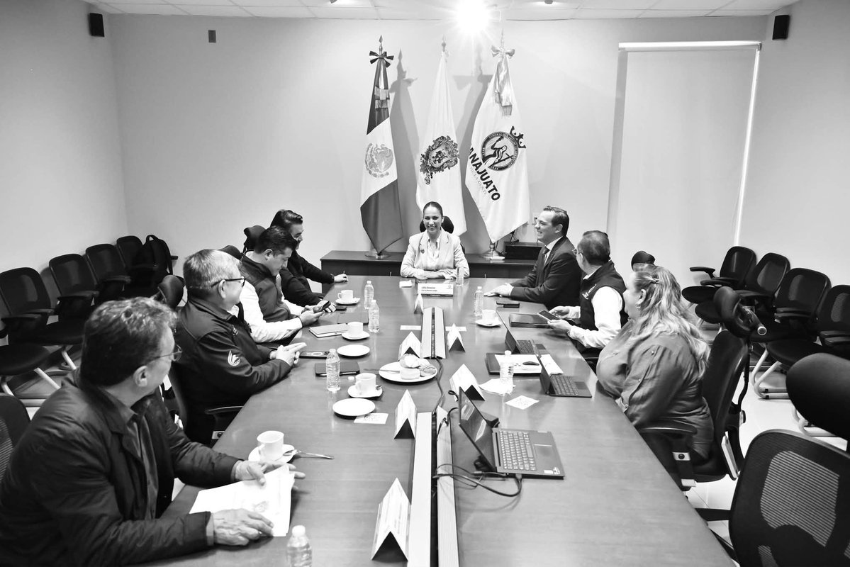 LibiaDennise's tweet photo. 💧 Estamos avanzando para que Guanajuato tenga agua para hoy y para el futuro.

Me reuní con @Efrainmoralesl, titular de @conagua_mx, para revisar los avances de la tecnificación del campo, que contempla 10 mil 200 hectáreas y permitirá recuperar hasta 120 millones de metros cúbicos de agua.

Esta es una de las múltiples soluciones en las que estamos trabajando juntos para cuidar el agua, aprovecharla mejor y garantizar este derecho para nuestra gente.