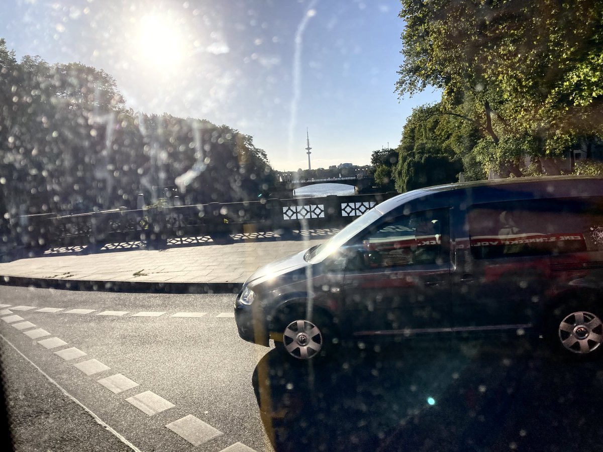 GeorgAlbrecht1's tweet photo. #DrivebyShooting 📲
#Hamburg #MundsburgerBrücke #Fernsehturm #Telemichel #MetroBus #HVV #Hochbahn https://t.co/jIwyZ69SO0