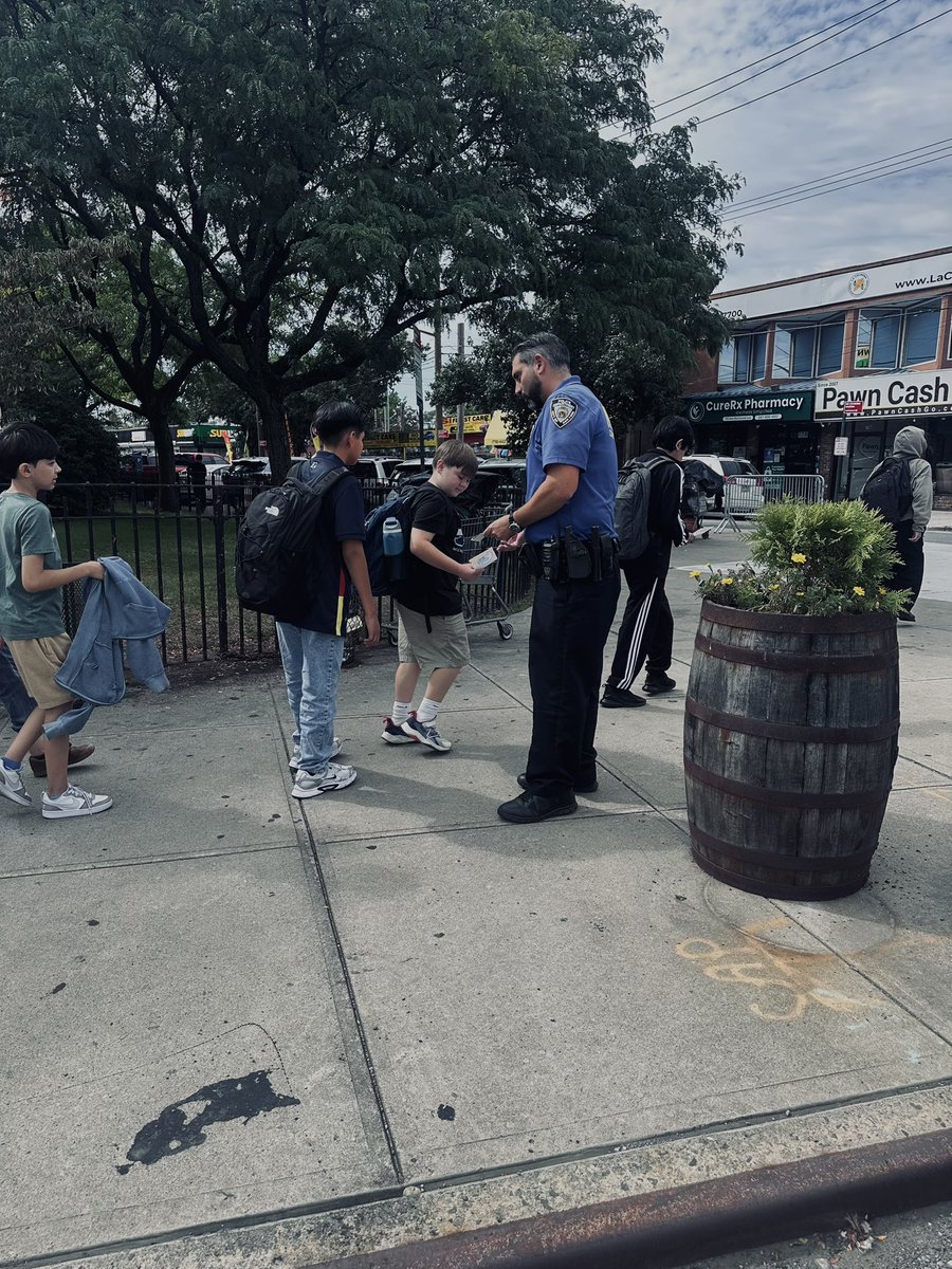 NYPD121Pct's tweet photo. A reminder to continue too ALWAYS ‼️

Check your surroundings 👀
Safe guard your property 🔒
Be alert 🚨

Your officers outside our schools today connecting with students and building relationships while advising them all about their personal safety https://t.co/CN4pSXwiuz