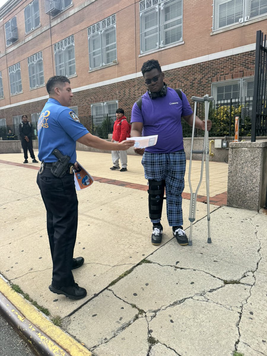 NYPD121Pct's tweet photo. A reminder to continue too ALWAYS ‼️

Check your surroundings 👀
Safe guard your property 🔒
Be alert 🚨

Your officers outside our schools today connecting with students and building relationships while advising them all about their personal safety https://t.co/CN4pSXwiuz