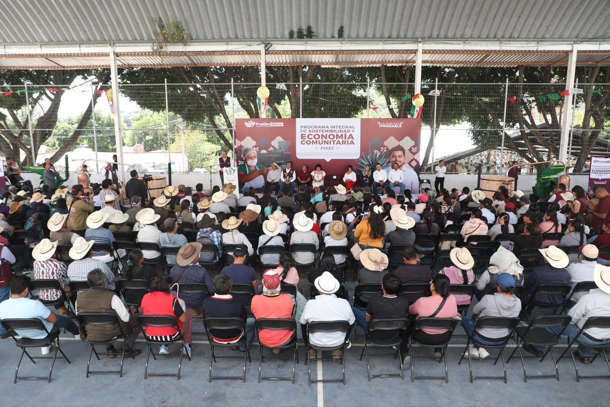 pepechedrauimx's tweet photo. 🌱 A través del Programa Integral de Sostenibilidad y Economía Comunitaria #PISEC, entregamos apoyos en la Junta Auxiliar de San Andrés Azumiatla para fortalecer la producción de mezcal, hongos y agave.
Con capacitación, acompañamiento e insumos, brindamos herramientas que fortalecen las actividades productivas, impulsan la economía familiar y contribuyen al bienestar de las comunidades. 🤝🏻