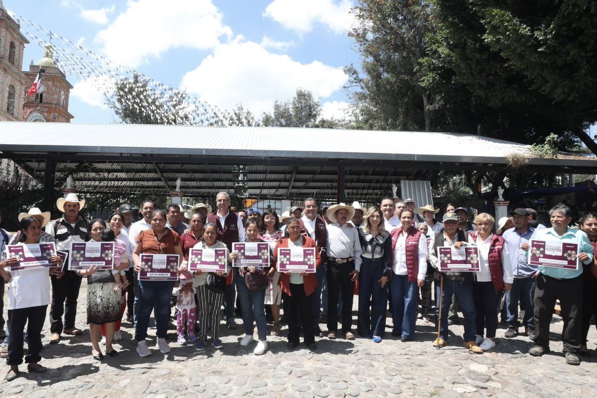 pepechedrauimx's tweet photo. 🌱 A través del Programa Integral de Sostenibilidad y Economía Comunitaria #PISEC, entregamos apoyos en la Junta Auxiliar de San Andrés Azumiatla para fortalecer la producción de mezcal, hongos y agave.
Con capacitación, acompañamiento e insumos, brindamos herramientas que fortalecen las actividades productivas, impulsan la economía familiar y contribuyen al bienestar de las comunidades. 🤝🏻