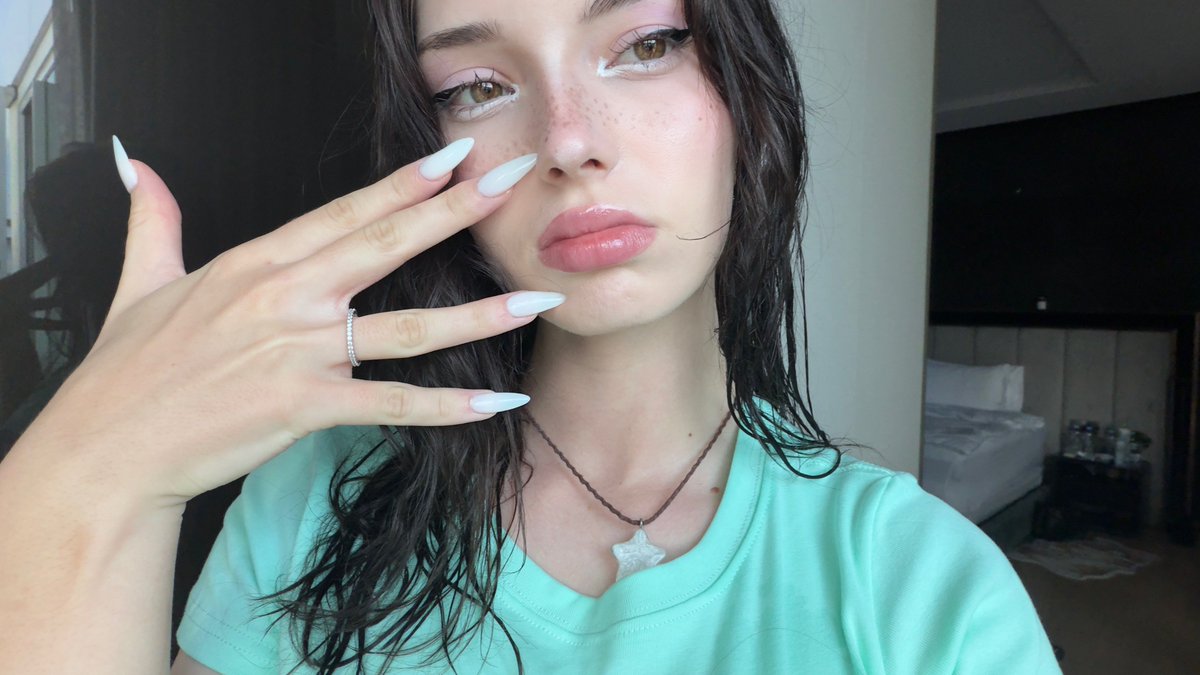 chxrryxfit's tweet photo. not me being obsessed with my new nails just to find out nobody else cares 😭 just one compliment since i got them done is crazy. do you guys actually not like them? https://t.co/Mpy46CW3lY
