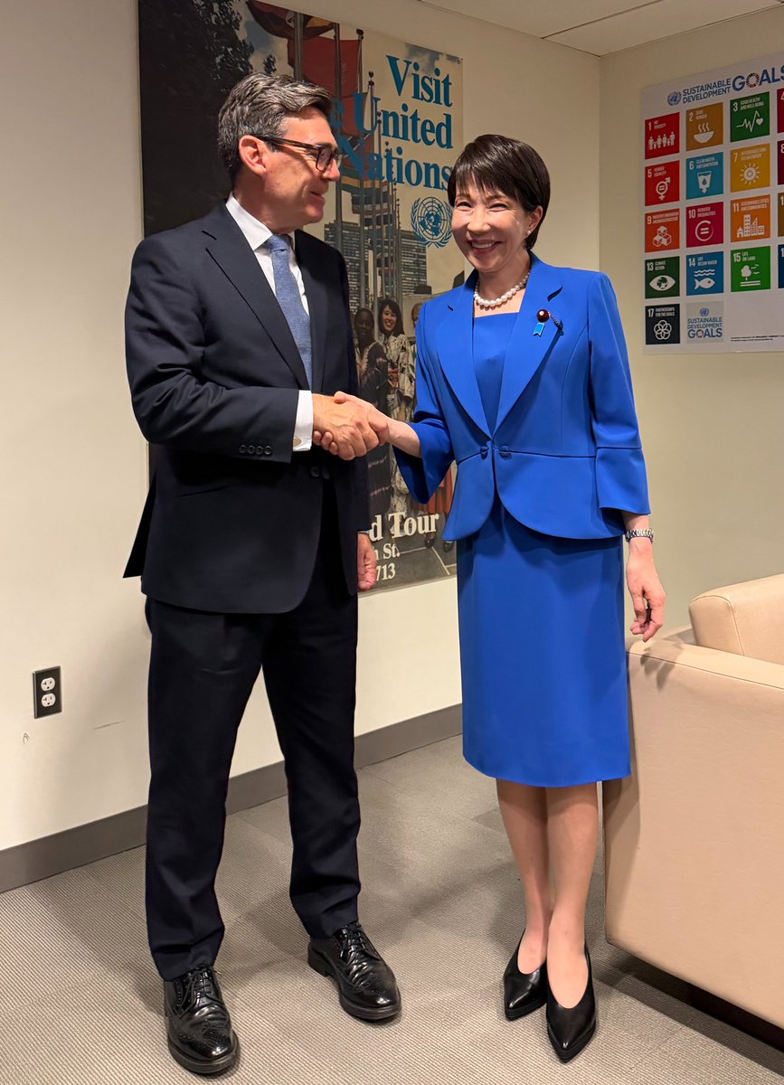PressSec_JP's tweet photo. 先ほど高市総理は、首脳会談の合間に、国連本部の中で、英国のバーナム首相と出会い、短時間ですが懇談しました。 https://t.co/NCiWx5kuMa