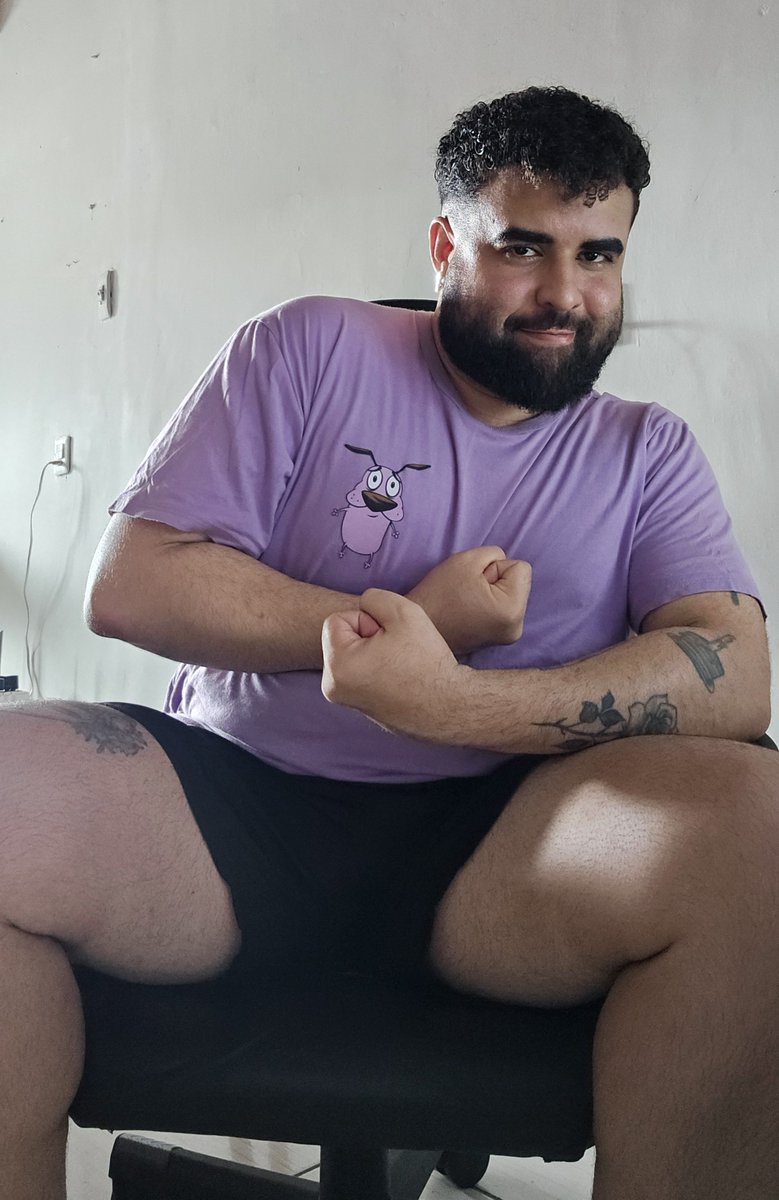 Emmy_Deh's tweet photo. Queria ser braçudo, mas tô fraco nos treinos. Preciso focar melhor 🤧 https://t.co/X4Ziy6L4Qx
