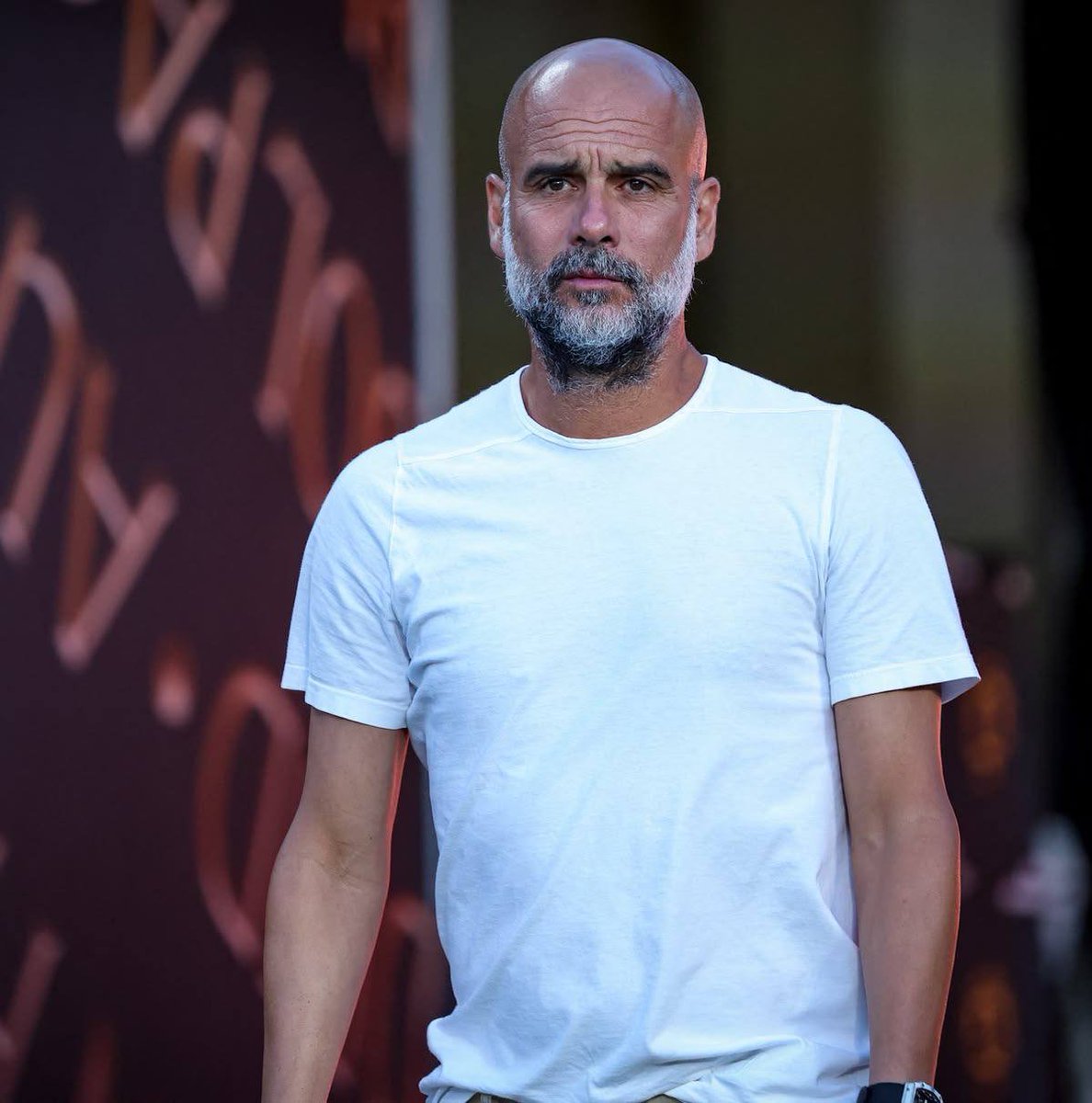 GioMahrez_26's tweet photo. 🚨 Pep Guardiola sur Raphinha :

🗣️ Je l’ai observé quand il jouait pour Leeds et il a attiré mon attention. Je voulais le recruter pour qu’il rejoigne Manchester City.

Mais Mahrez était là. Et Mahrez à l’époque ? Personne ne pouvait le surpasser. Personne. Vitesse, dribbles, passes… il avait tout. 
Raphinha suivait le même schéma, mais il n’était pas encore à ce niveau.

Ce sont les difficultés que vous rencontrez quand vous êtes entraîneur - choisir l’un plutôt que l’autre avec des talents similaires. Je suis sûr que vous ne comprendrez pas… parce que vous êtes juste en studio.