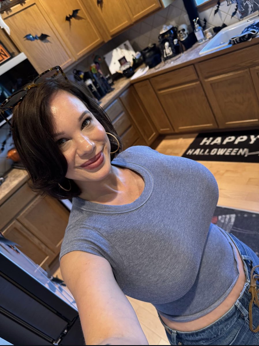 HannahReynqe's tweet photo. Living my life with as much grace, happiness, compassion and love as I can💛i wish every soul a miles of smiles life💛1 decorated early for Halloween https://t.co/C2bgOJz0tT