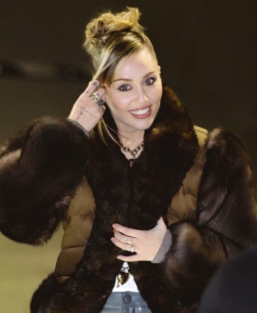Viralsoutlet's tweet photo. Miley is currently in a fierce battle against three maga country artists for the #1 spot on next week’s billboard 200.

Bass Persuades' could give her a historic #1 album after THIRTEEN YEARS since ‘Bangerz’ https://t.co/eQ6dSECGH6