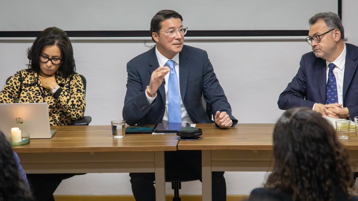 Registraduria's tweet photo. Defender la democracia también implica proteger la independencia y autonomía de las instituciones electorales, señaló el registrador nacional, Hernán Penagos, al hacer un balance del reciente ciclo electoral durante la Cátedra Carlos Restrepo Piedrahita en la @UExternado. 

La discusión y el cuestionamiento hacen parte de una democracia, pero el sistema electoral requiere instituciones independientes que puedan cumplir su función con garantías. 

“Lo que tenemos que hacer es defender la institucionalidad, defender la democracia, defender la independencia y la autonomía de las instituciones”, dijo.