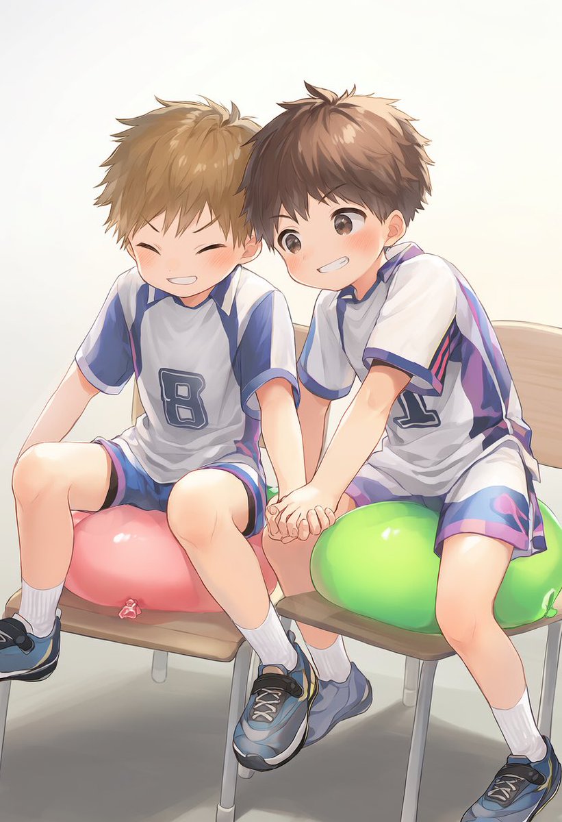 kobuntakun_pop's tweet photo. 「え、そのでっかいの割るの？」
「おう！でもちょっとこわいから手つないでてよな」
「やっぱこわいんじゃん」(ぎゅっ)
「/// よっしゃいくぞ」 https://t.co/q4yy7HIn08