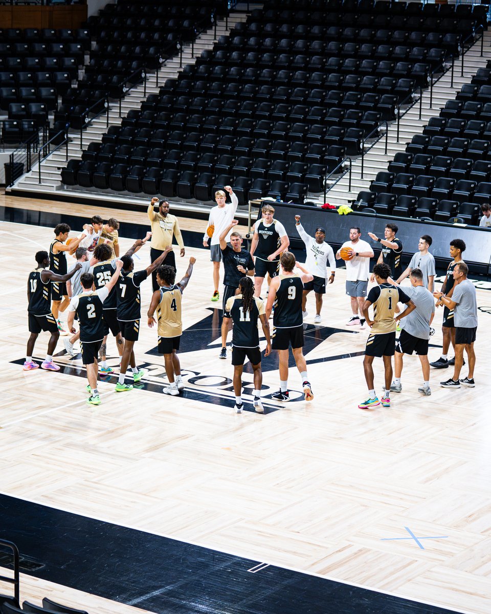 WoffordMBB's tweet photo. First official practice ✅

#ConquerandPrevail #ForTheW https://t.co/4zcgmPzKMh