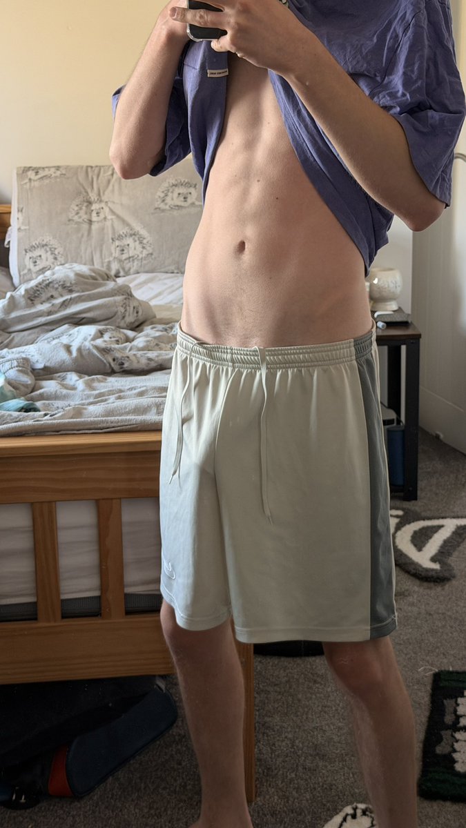 BigBritishLad's tweet photo. Left or right? https://t.co/SQPBwyZFnB