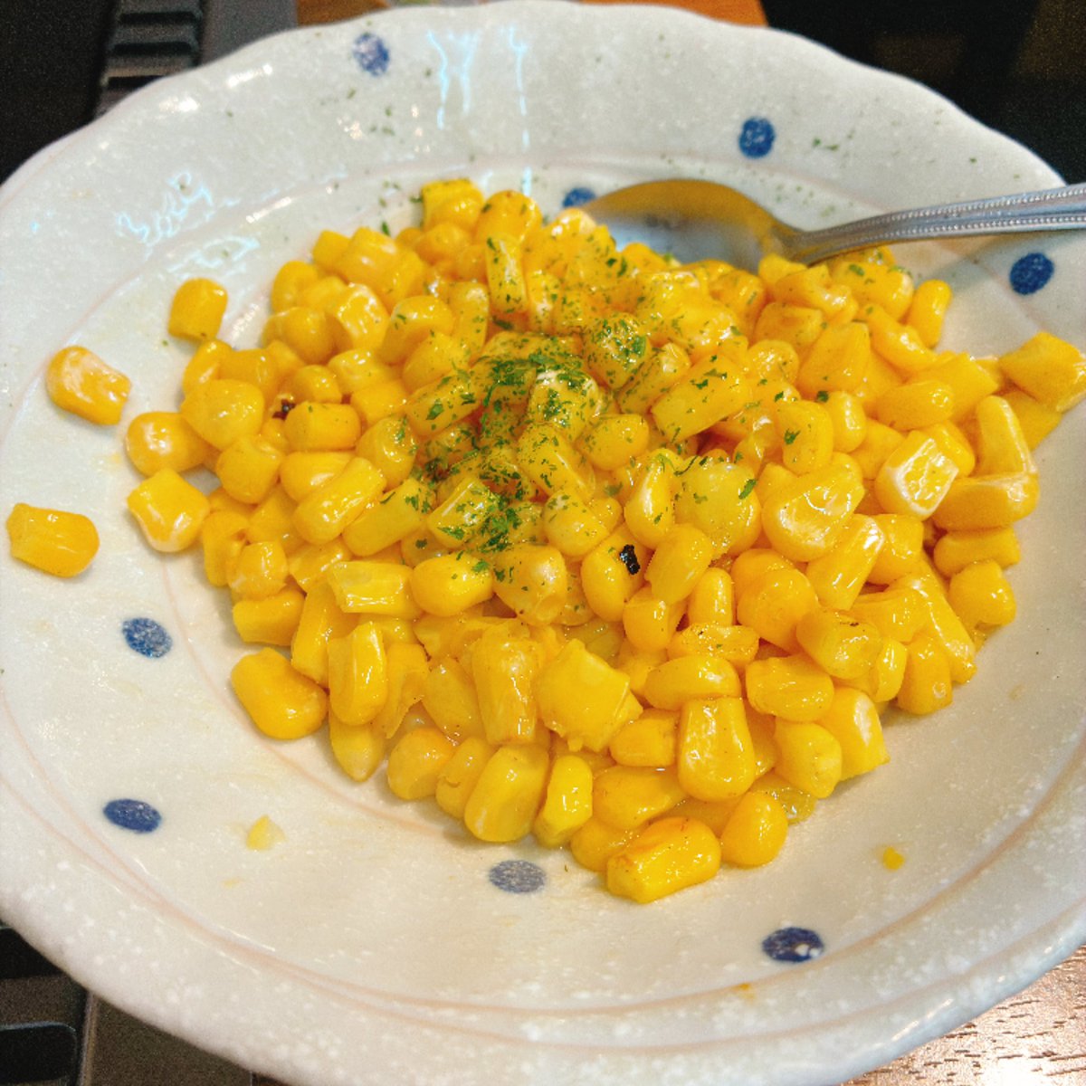 tomosaku's tweet photo. 鉄板焼き系も美味かったのだが、お気に入りはお好み焼き系。特に“油カス”と呼ばれる肉が入ると旨味倍増に感じるほど美味い。だんじり焼きうどんやガーリックライスに別注のキムチを投入したのもめちゃ合ってめちゃ美味。

過去の経験的に、京都はお好み焼きのレベルも高いなとしみじみ。大満足満腹。 https://t.co/l7KMy6PcXC
