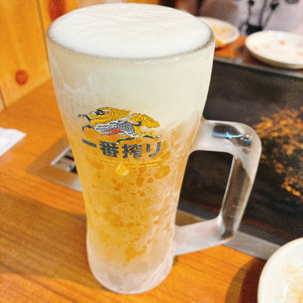 tomosaku's tweet photo. 京都の晩ごはんに、京都住みの友達に教えてもらったお好み焼き「あらた」へ、その友達夫婦と共に訪問。予約も取っていただきありがてぇ。

場末お好み焼き屋という店構えだが、出てくるものがことごとく美味い。基本的に調理済みのものが出てきて自作しないので、出来の安定感もある。→ https://t.co/eWkndcF7BO