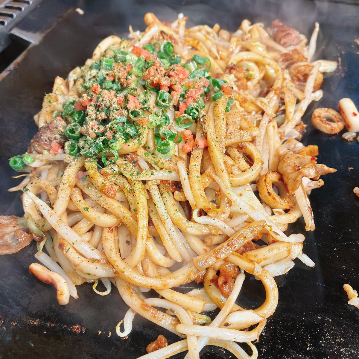 tomosaku's tweet photo. その後、〆ラーを求めて夜の京都を徘徊したのも楽し（お目当てが行列で諦めた）。

【いただいたもの】
あぎ塩焼きとすじ焼きのミックス
てっちゃん焼き
大人の玉子焼
バターコーン
カレーお好み焼きにねぎと豚
あらたお好み焼きに玉子と油カス
キムチ
ガーリックライス
だんじり焼うどんに肉ミックス https://t.co/Ft6OchBZd1