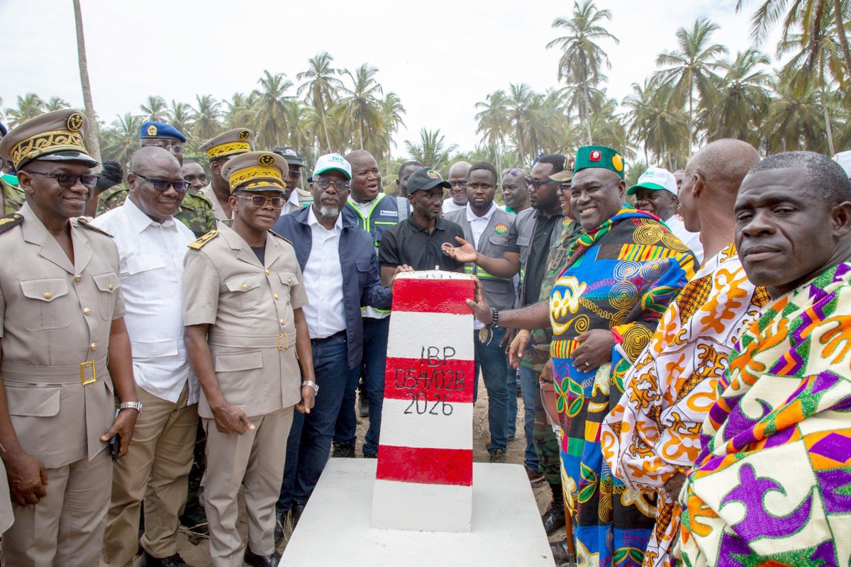 Gouvciofficiel's tweet photo. Réaffirmation de la frontière Côte d'Ivoire-Ghana : les responsables des commissions nationales des deux pays visitent à Newtown les bornes BP 55 et BP 55-1

Le secrétaire exécutif de la Commission nationale des Frontières de la Côte d’Ivoire, Diakalidia Konaté, à la tête d'une forte délégation, et le commissaire général de la Commission des Frontières du Ghana, Anthony Ntem, ont visité, le mardi 22 septembre 2026, au poste frontalier de Newtown (Ghana)/Aforénou Poste (Côte d’Ivoire), les bornes BP 55 et BP 55-1 construites sur un tronçon de 150 km de la frontière terrestre entre les deux pays.

Cette visite se tient en prélude à la cérémonie officielle de remise desdites bornes aux autorités compétentes, le jeudi 24 septembre 2026, au poste frontalier de Diby, dans la sous-préfecture de Maféré (région du Sud-Comoé). 

En savoir plus : https://t.co/0xVUUbD5S2

#CICG #GouvCI