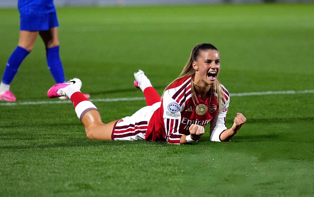 ssgooner6's tweet photo. she loves our bum ass club so much bless her https://t.co/5ukmF4w5p8