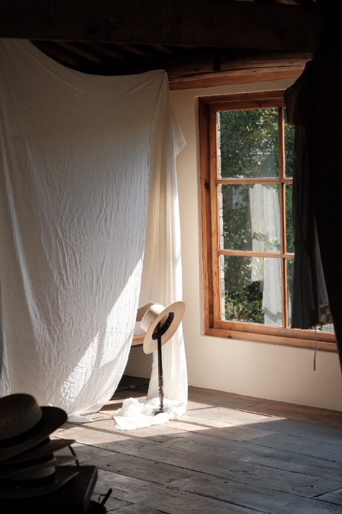 Sohirin11aja's tweet photo. Just caught a sunbeam making dust particles dance while I folded laundry. Tiny, messy magic in the slow, quiet home moments https://t.co/gWRTTbdu2r