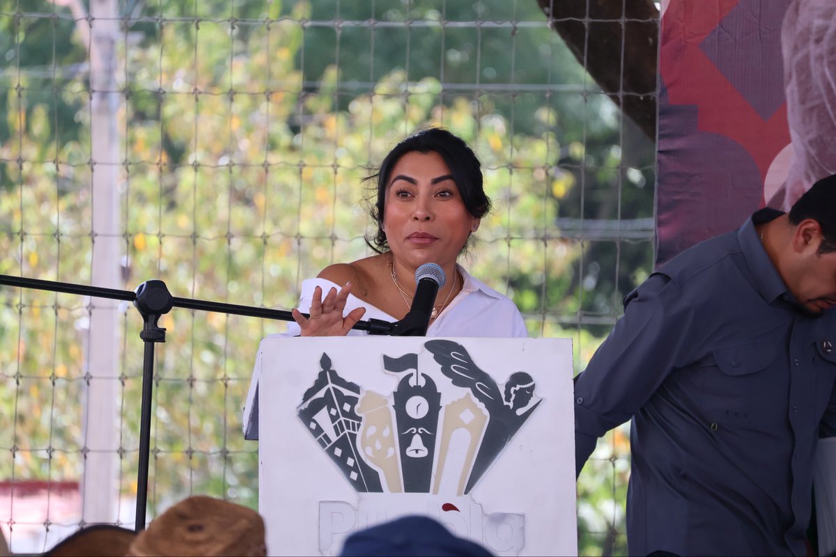 NoraMEscamilla's tweet photo. Acompañamos al Presidente Municipal @pepechedrauimx en la entrega de apoyos del Programa #PISEC en San Andrés Azumiatla 🌱

Mezcal, hongos y agave — herramientas reales para fortalecer la producción comunitaria y el bienestar de las familias. Así se apoya la economía desde el territorio ❤️

#El12EnMovimiento #SiempreEnTerritorio