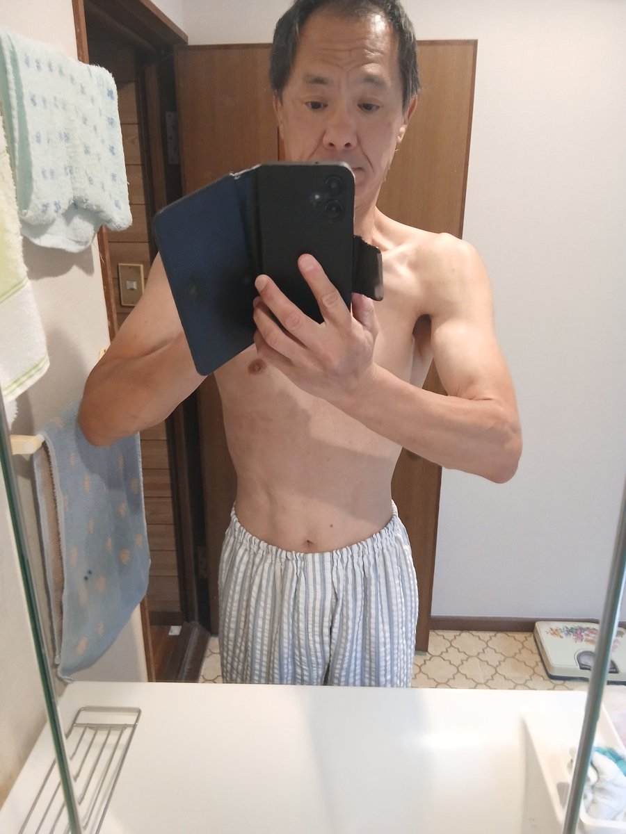 dahf5q's tweet photo. お世辞にもイケメンとは云えない。
生き方も不器用、泥臭くカッコ悪く生きるのが好き。
もっとカッコ悪くなりたいと思う。
でも、体型までカッコ悪いのはプライドが許さないからからトレーニングしている。
#コメント大喜び 
#オススメに流して https://t.co/JWskqb2Slz
