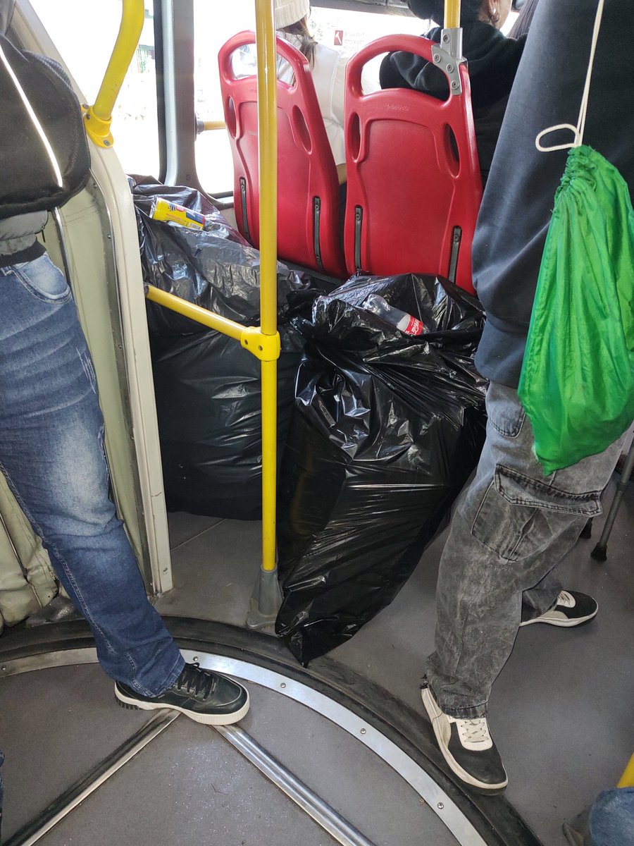 Tavo1921's tweet photo. Ahora los buses por la Caracas se volvieron de transporte de reciclaje a toda hora...............y la policía?
Bien gracias.
@TransMilenio https://t.co/IoTqBgIjIf