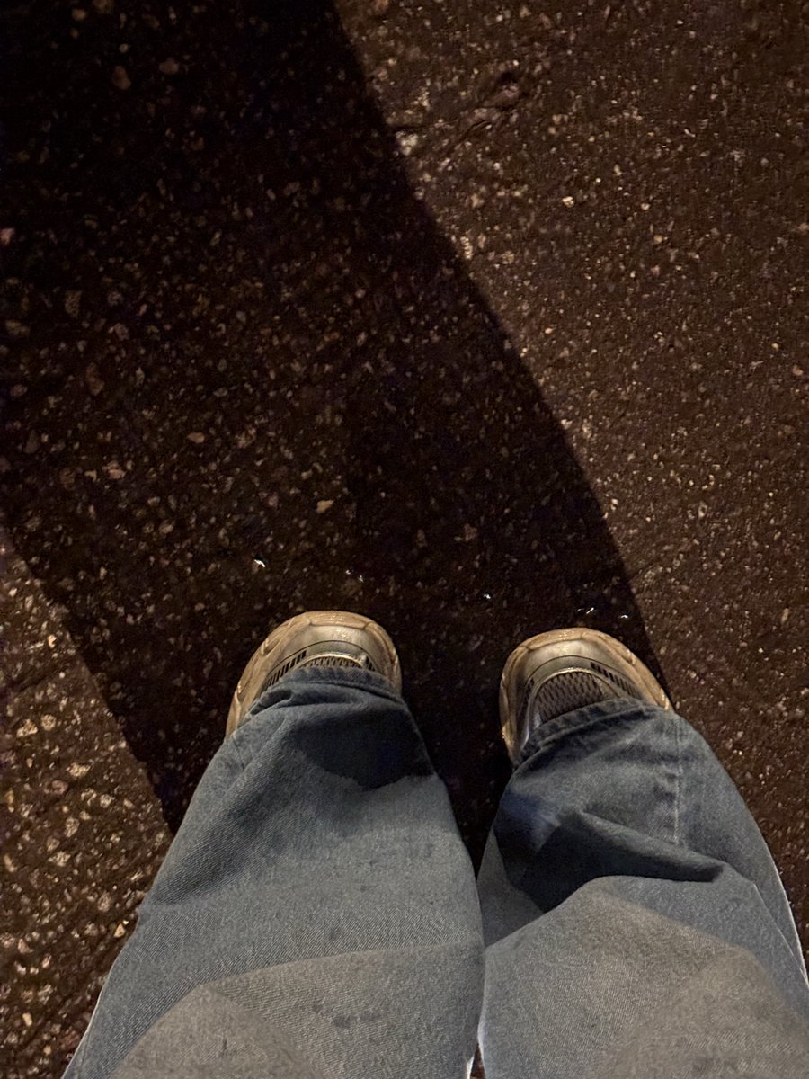 ally_ylm4's tweet photo. water in my shoes rain is outside https://t.co/dlW1sTDfA9