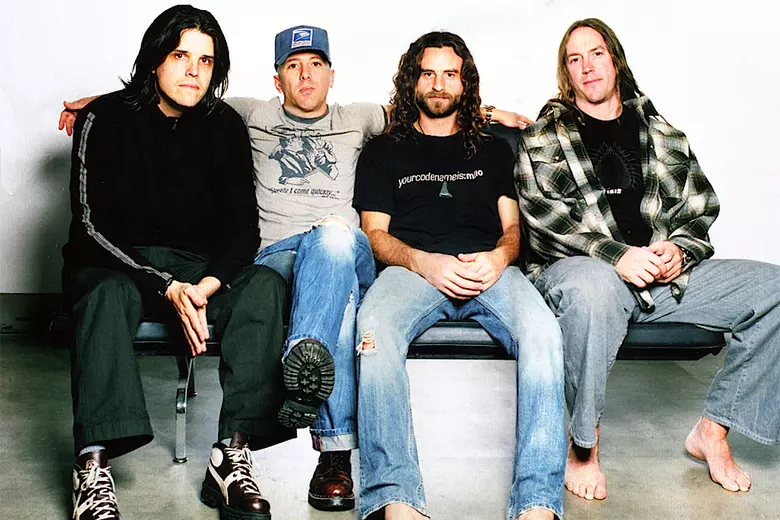 sick_durden's tweet photo. No existen oyentes casuales de Tool. Todas las personas existentes integran uno de estos 3 grupos.

-Ni idea que es Tool.
-No me gusta Tool.
-TOOL ES LA MEJOR BANDA DEL PUTO MUNDO Y EL QUE DISCREPA ES MOGOLICO.

nadie dice "Si, safa, algunos temas". Debe ser la banda con mayor de concentracion de  FANS TERMO entre todos sus oyentes.

Y me imagino que  adivinaran en que  conjunto estoy.