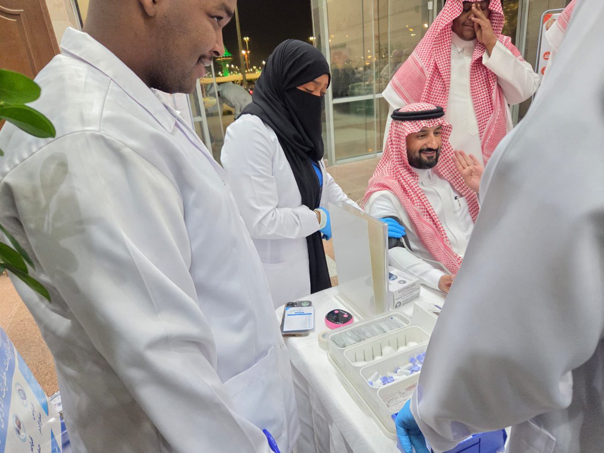 scd_kharj's tweet photo. تشرفنا بزيارة رجل الاعمال الاستاذ / عبدالله بن صالح العسكر لركن الجمعية وخلال هذه الزيارة قدمت أ.منيرة العنقري شرح موجز عن أهداف الجمعية والبرامج القائمة عليها.
#اليوم_الوطني_السعودي_٩٦ 
@ncnp_sa 
@zamanalkharj https://t.co/aHoZCiAG87