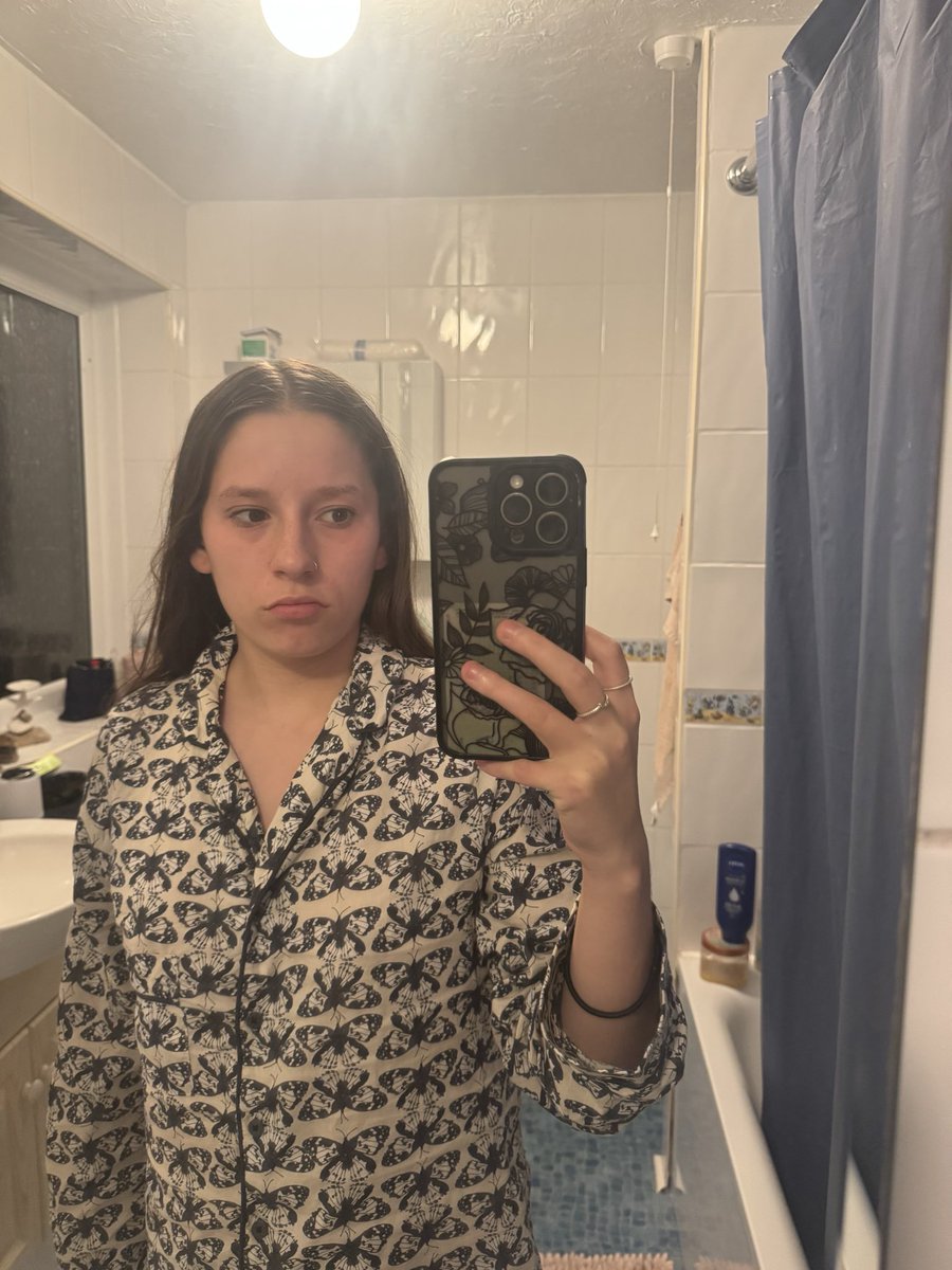 ogfoidalert's tweet photo. For some reason having greasy hair in the bathroom mirror does so much for me https://t.co/QmN0Sggigg