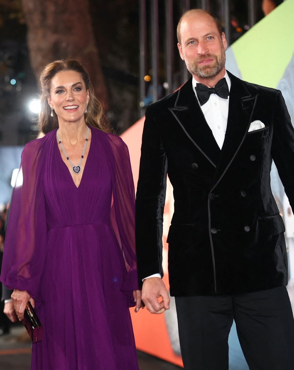 37Lemons's tweet photo. Little woman in a tux, Tom Cruise, with larger royal man in a purple dress, Kate Middleton...bald princess William was there too with her huge hips.

The 'Digger' premiere in London https://t.co/GWpCtizuuE