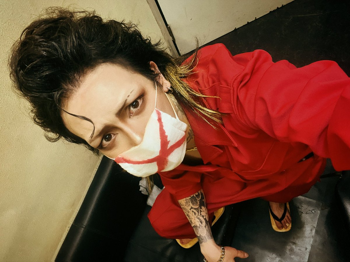 mukade_karasu's tweet photo. 2026.09.21.

5連夜  『塵箱』.
弔プロデュース.

- 頭が割れたらセメダイン- https://t.co/CiPyHHWnmK