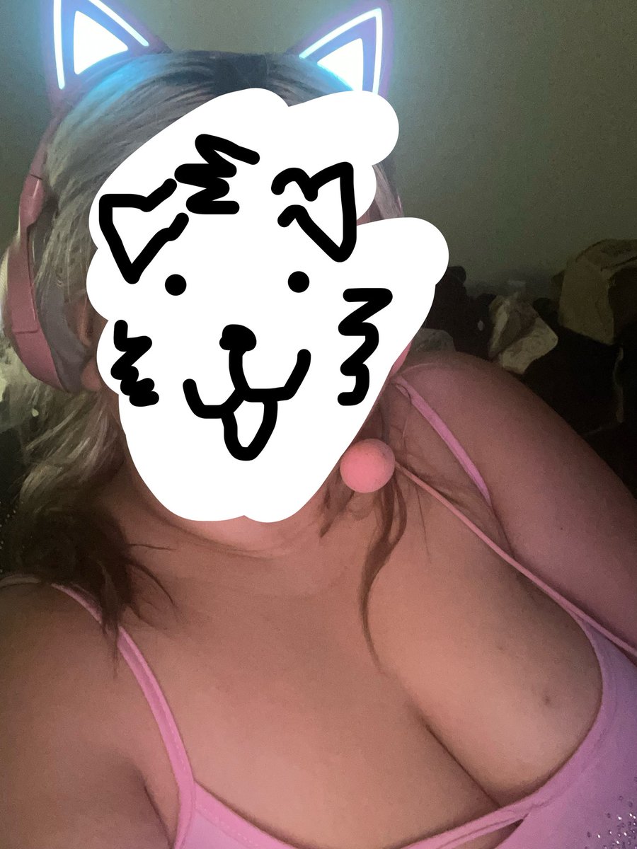 LuvNymphie's tweet photo. Bewbs https://t.co/zHfIyhVnI7