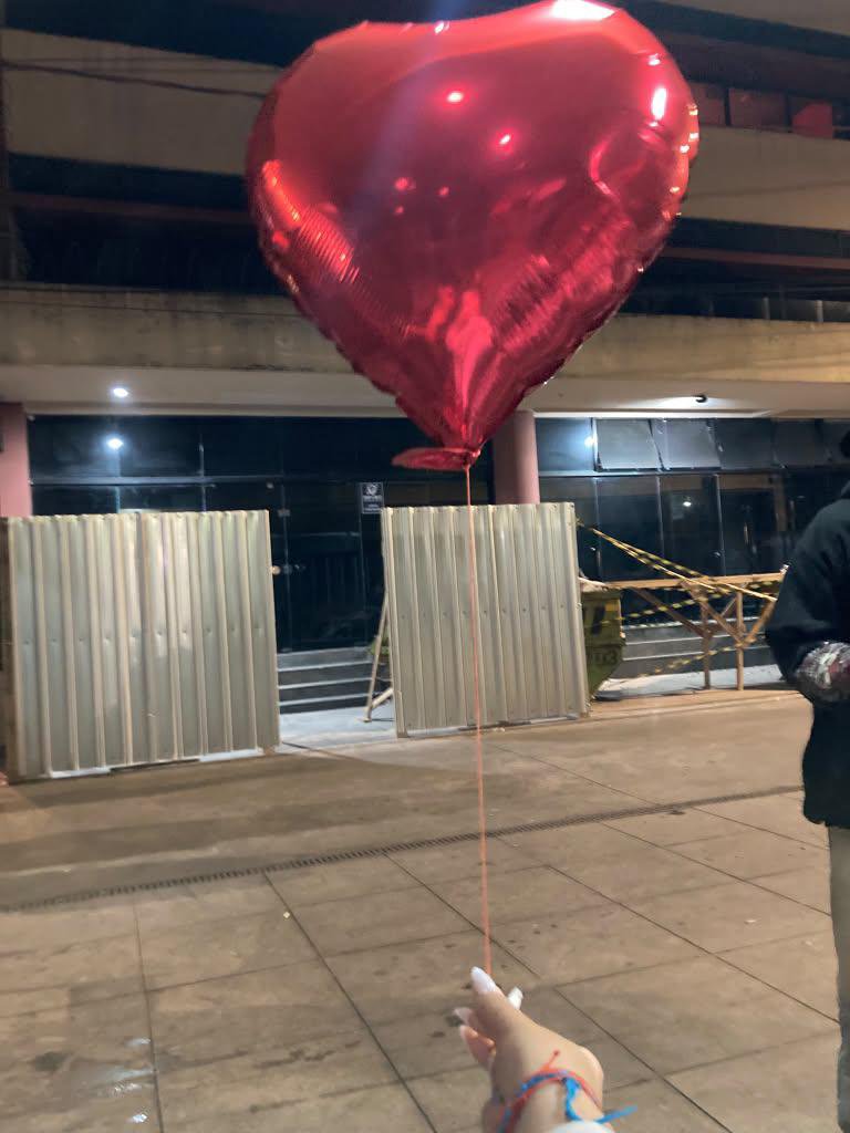 kakaub_komachi's tweet photo. Eu com o balão super faturado que um tio aleatório tava vendendo no centro e que eu ia morrer se ele n comprasse pra mim
Te amo :) @offcliff097 ❤️ https://t.co/M7jC3EEKE6