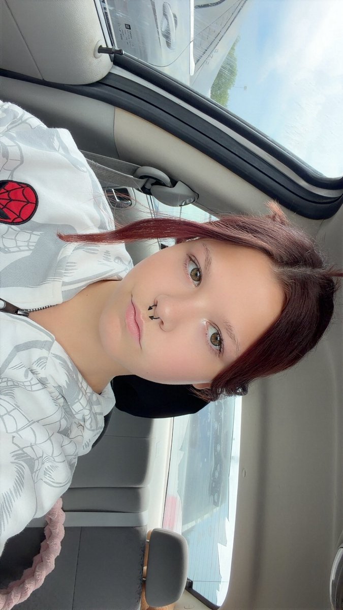 weamyflowerrx's tweet photo. Idk why but I keep making this stupid ass face https://t.co/81I8MjQKh1