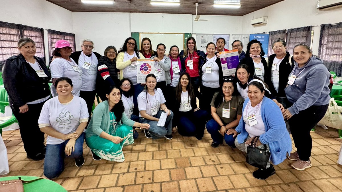 minmujerpy's tweet photo. Mujeres rurales que se capacitan, comunidades que crecen 🇵🇾👩‍🌾

El Segundo Encuentro de la Red de Mujeres Rurales del Paraguay continúa en Villarrica con una jornada dedicada al aprendizaje y al intercambio de experiencias. Después de un espacio de diálogo y construcción colectiva, las participantes avanzan en nuevas herramientas para fortalecer su organización y seguir impulsando iniciativas desde sus comunidades.

Liderazgo, participación, prevención de la violencia basada en género, gestión administrativa y tributaria, acceso a servicios públicos y elaboración de proyectos forman parte de esta jornada, donde los conocimientos técnicos se encuentran con las experiencias y saberes de las propias mujeres.

Porque fortalecer las capacidades también es ampliar las posibilidades de decidir, participar e incidir en los territorios.

La iniciativa es impulsada por @mambiente_py, Ministerio de la Mujer y el Programa de las Naciones Unidas para el Medio Ambiente (PNUMA), en el marco del Proyecto Paraguay +Verde.

#GobiernoDelParaguay