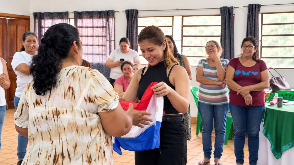 minmujerpy's tweet photo. Mujeres rurales que se capacitan, comunidades que crecen 🇵🇾👩‍🌾

El Segundo Encuentro de la Red de Mujeres Rurales del Paraguay continúa en Villarrica con una jornada dedicada al aprendizaje y al intercambio de experiencias. Después de un espacio de diálogo y construcción colectiva, las participantes avanzan en nuevas herramientas para fortalecer su organización y seguir impulsando iniciativas desde sus comunidades.

Liderazgo, participación, prevención de la violencia basada en género, gestión administrativa y tributaria, acceso a servicios públicos y elaboración de proyectos forman parte de esta jornada, donde los conocimientos técnicos se encuentran con las experiencias y saberes de las propias mujeres.

Porque fortalecer las capacidades también es ampliar las posibilidades de decidir, participar e incidir en los territorios.

La iniciativa es impulsada por @mambiente_py, Ministerio de la Mujer y el Programa de las Naciones Unidas para el Medio Ambiente (PNUMA), en el marco del Proyecto Paraguay +Verde.

#GobiernoDelParaguay