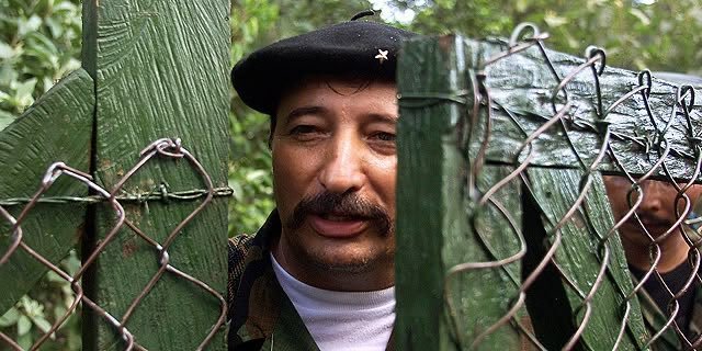 GeneralMendieta's tweet photo. 🔥Jojoy fue 3 veces a las jaulas de concentración. Una, para hablar del intercambio. Otra para pruebas de supervivencia; dijo que mientras Uribe fuera presidente, no saldríamos de allí. Y otra, a decir: teníamos visita: los 3 americanos secuestrados. 
☠️16 años en el infierno. https://t.co/6gZdlXpWxs