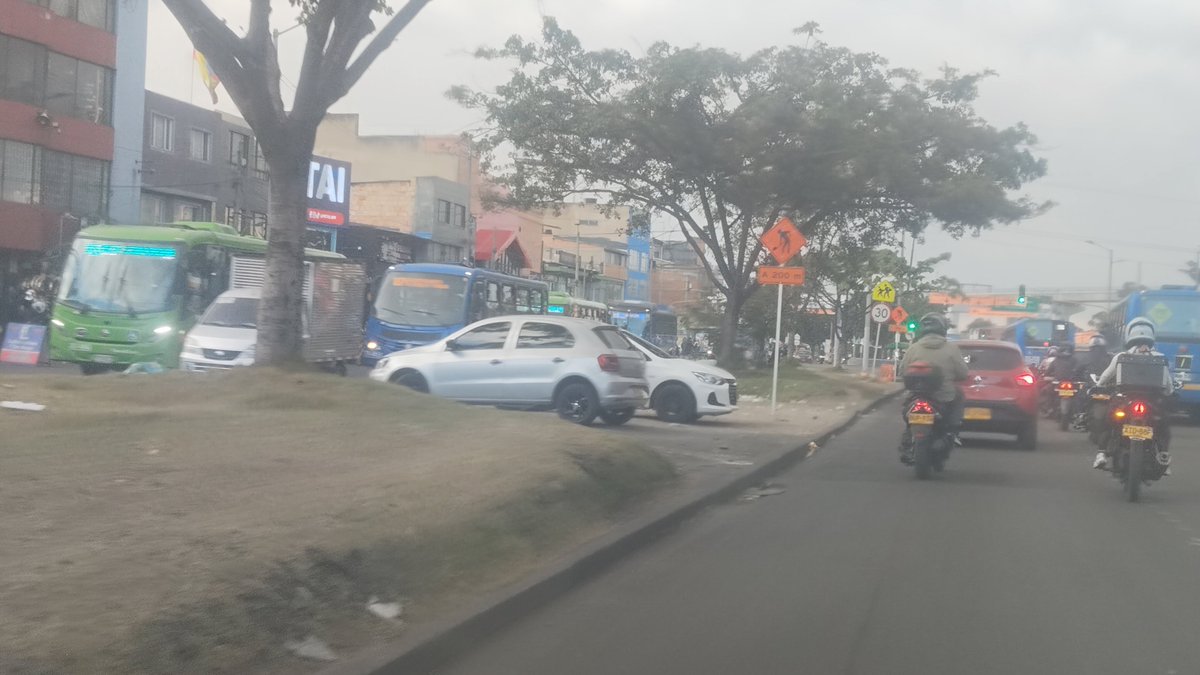 Julylara39's tweet photo. @TransitoPolicia  UE vergüenza de entidad recibiendo mermeladas para no hacer operativos de carros abandonados y la optaculacion del carril de siptbAv1 de mayo kras 27 a la 31
@Bogota @MiniTransat2015 @SectorMovilidad https://t.co/H7ngo0dEOZ