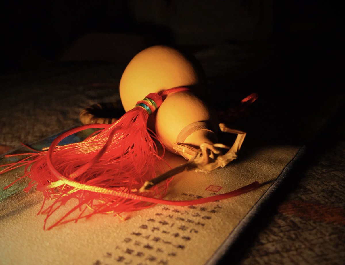 DarrenChen528's tweet photo. Creative Photography Challenge
Day 1: Keep the Warmth

The gourd does not speak.
The red thread still remembers fire.
One small light is enough for the whole room.
Fujifilm SOOC. No AI.

#CreativePhotographyChallenge #StillLife #Gourd #RedThread #Fujifilm https://t.co/0yLv1eH82M