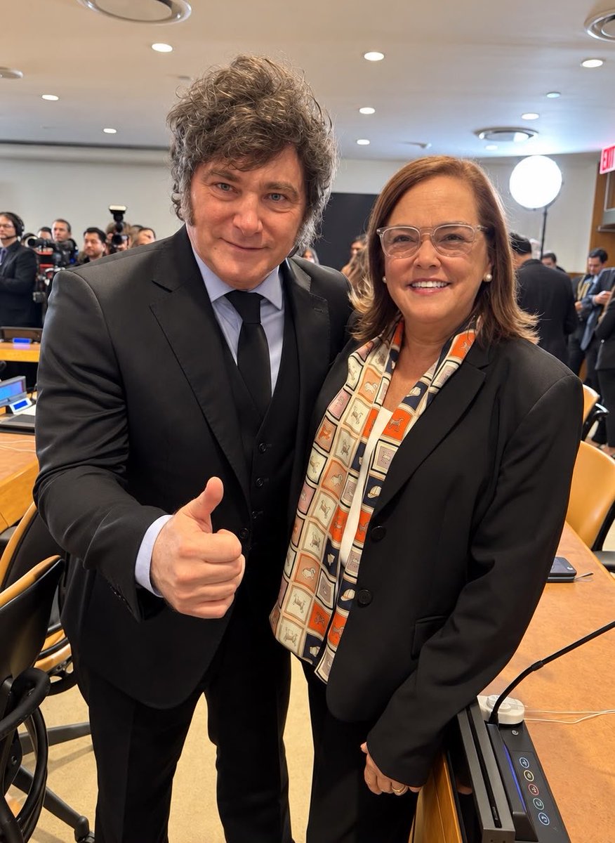 CancillerAleHT's tweet photo. Cuando un país cambia, cambia también la forma en que el mundo lo mira.

Hoy, El Salvador conversa con firmeza con sus socios de la región, comparte una visión y es escuchado con respeto.

Hemos recuperado el orgullo de saber que nuestro país cuenta. Estamos avanzando día a día. https://t.co/S5NnOUeh4B