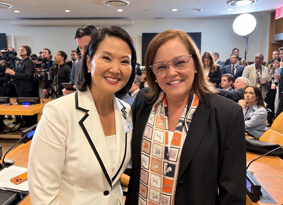 CancillerAleHT's tweet photo. Cuando un país cambia, cambia también la forma en que el mundo lo mira.

Hoy, El Salvador conversa con firmeza con sus socios de la región, comparte una visión y es escuchado con respeto.

Hemos recuperado el orgullo de saber que nuestro país cuenta. Estamos avanzando día a día. https://t.co/S5NnOUeh4B