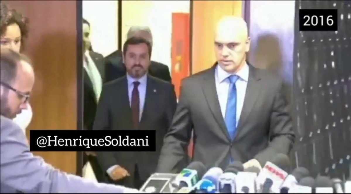 HenriqueSoldani's tweet photo. E a seguidora Joana Buas me alertou no insta que o cara que aparece ao lado de Moraes nessa reportagem de 2016 é nada mais nada menos que o atual diretor da PF, Andrei Augusto Rodrigues. https://t.co/OqNxRgAa9h
