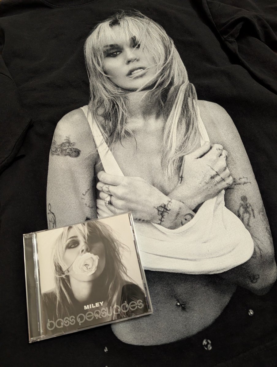 richpotatoqueen's tweet photo. my @miley CD and shirt got delivered today and she's actually so stunning, it's ridiculous! I need to be her BFF! 😩 https://t.co/oeOWTNEgQg