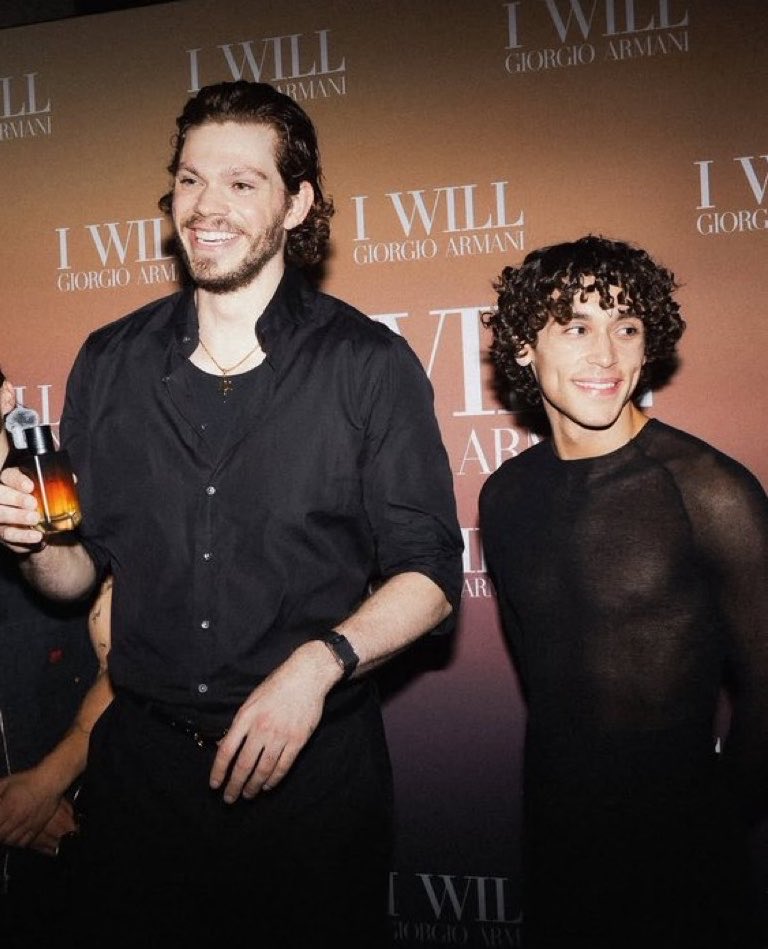uhbucky's tweet photo. oh I am feeling incredibly moved by this height difference https://t.co/yyeuIl7010