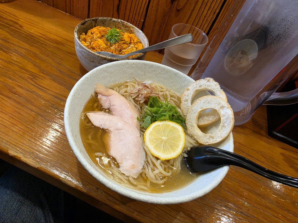 shinobi5256's tweet photo. #らーめん専門和海 @武庫川
「冷やしゆず塩らーめん」
「ふわ玉丼小ダブル」
前回来たのは年明け間もない凍える時期で気が付けばもう10月目前
キュンと冷たい柚子風味の爽やかなスープとモチモチな麺
間隔かなり空けすぎたけどやっぱりここが一番落ち着く
次回はもっと早く来ないとな https://t.co/tJLkGUstSM