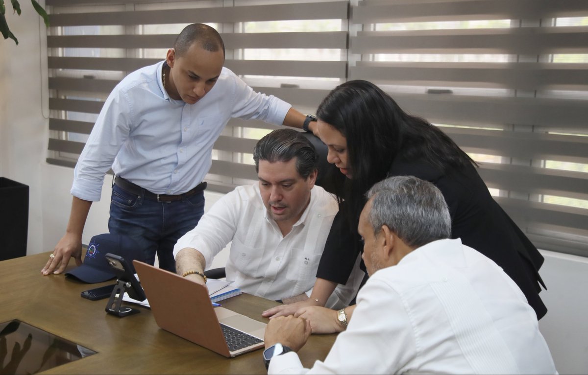 acamposalvarez's tweet photo. Nos reunimos con el equipo de ejecutivos de la @PortuariaRD para revisar detalladamente los avances y las próximas acciones del Master Plan del Puerto de Manzanillo.

Supervisar cada fase de este megaproyecto de cerca es clave para asegurar su correcta ejecución. https://t.co/GUMudnL3qN