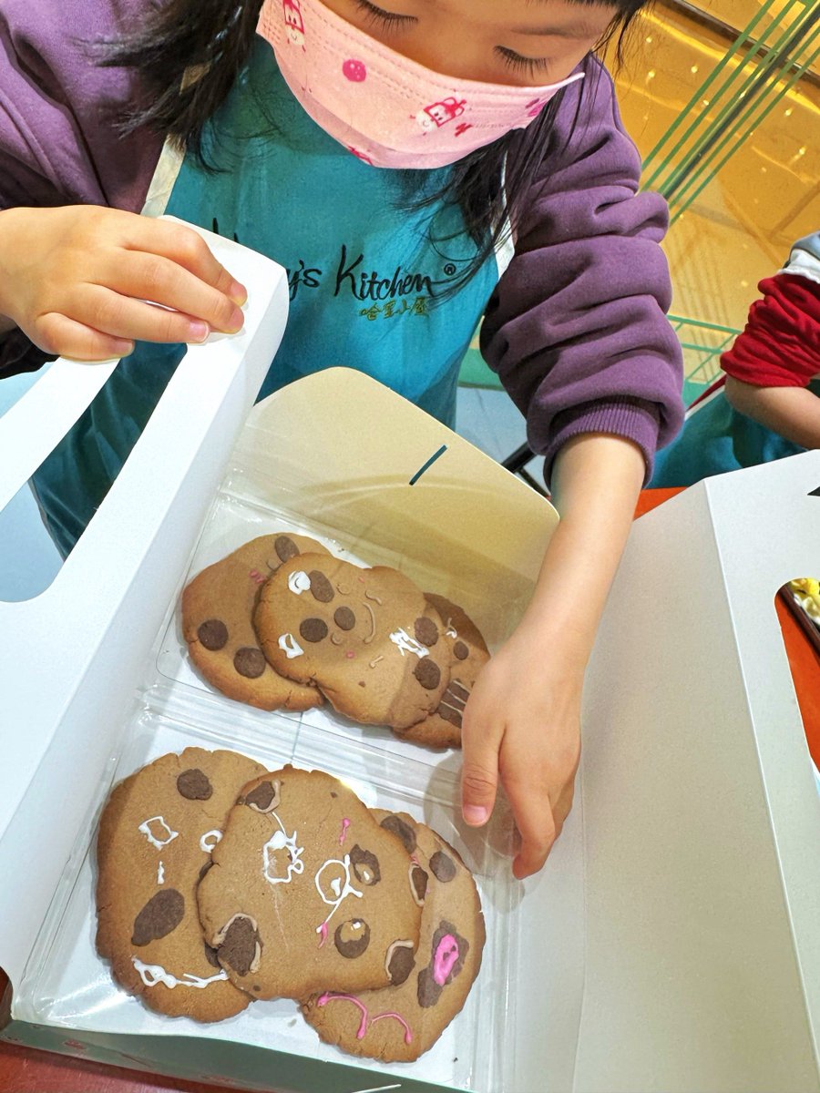 HyeLoudyxake's tweet photo. Today’s fun with my kid: we baked silly-shaped cookies u0026 had a flour fight on the kitchen floor  Nothing beats these messy, happy moments! https://t.co/fgwC9J6zeP