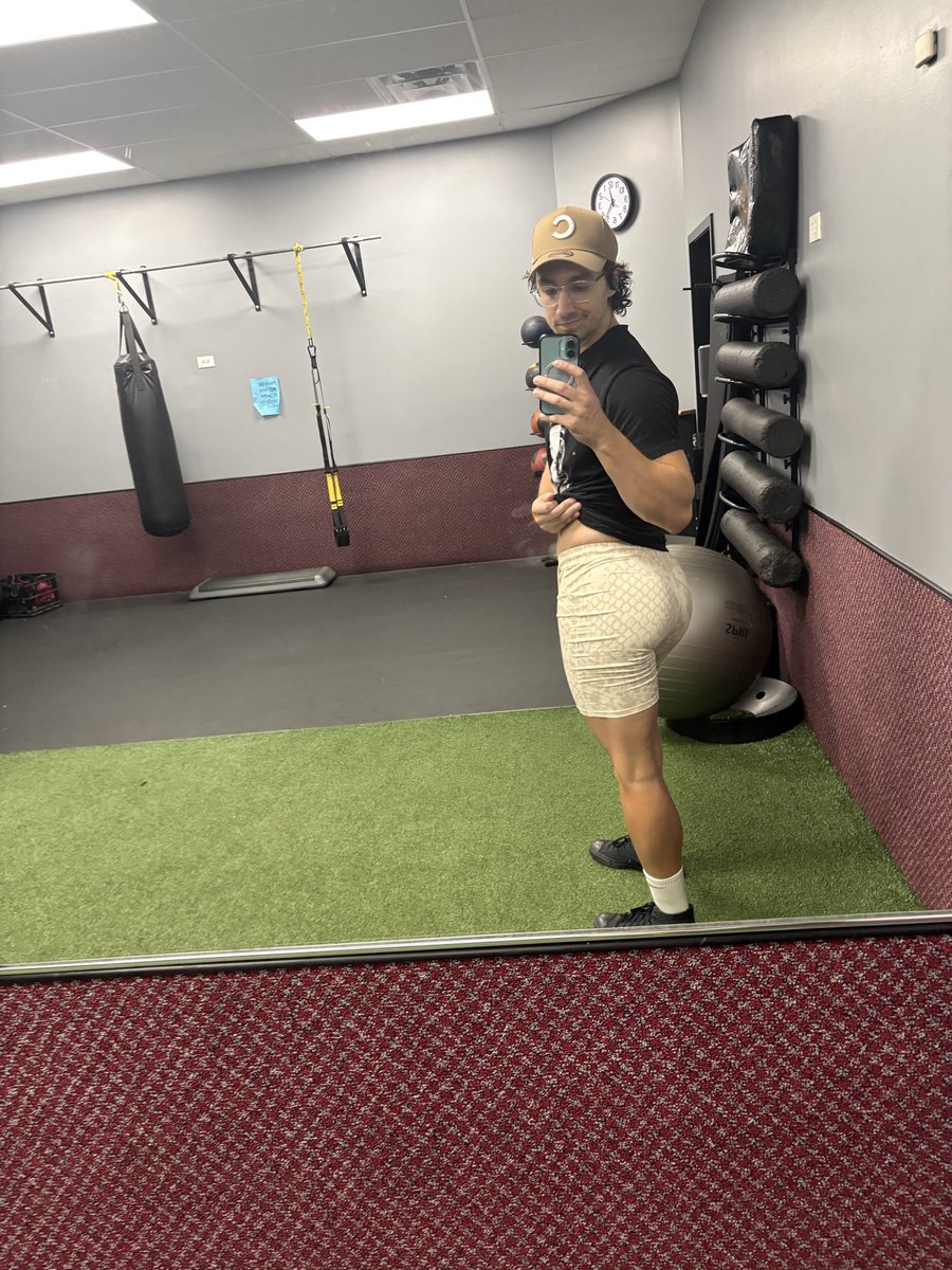 Drewspicschi's tweet photo. Gotta get some booty gains! #BootyGoals #workout #gym https://t.co/0HrEmuVysH